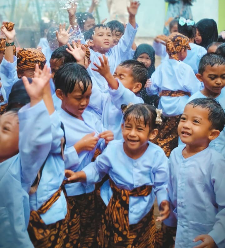 Imutnya, Anak-Anak TK Mentari di Loa Janan Diajarkan Tradisi Erau Sejak Dini