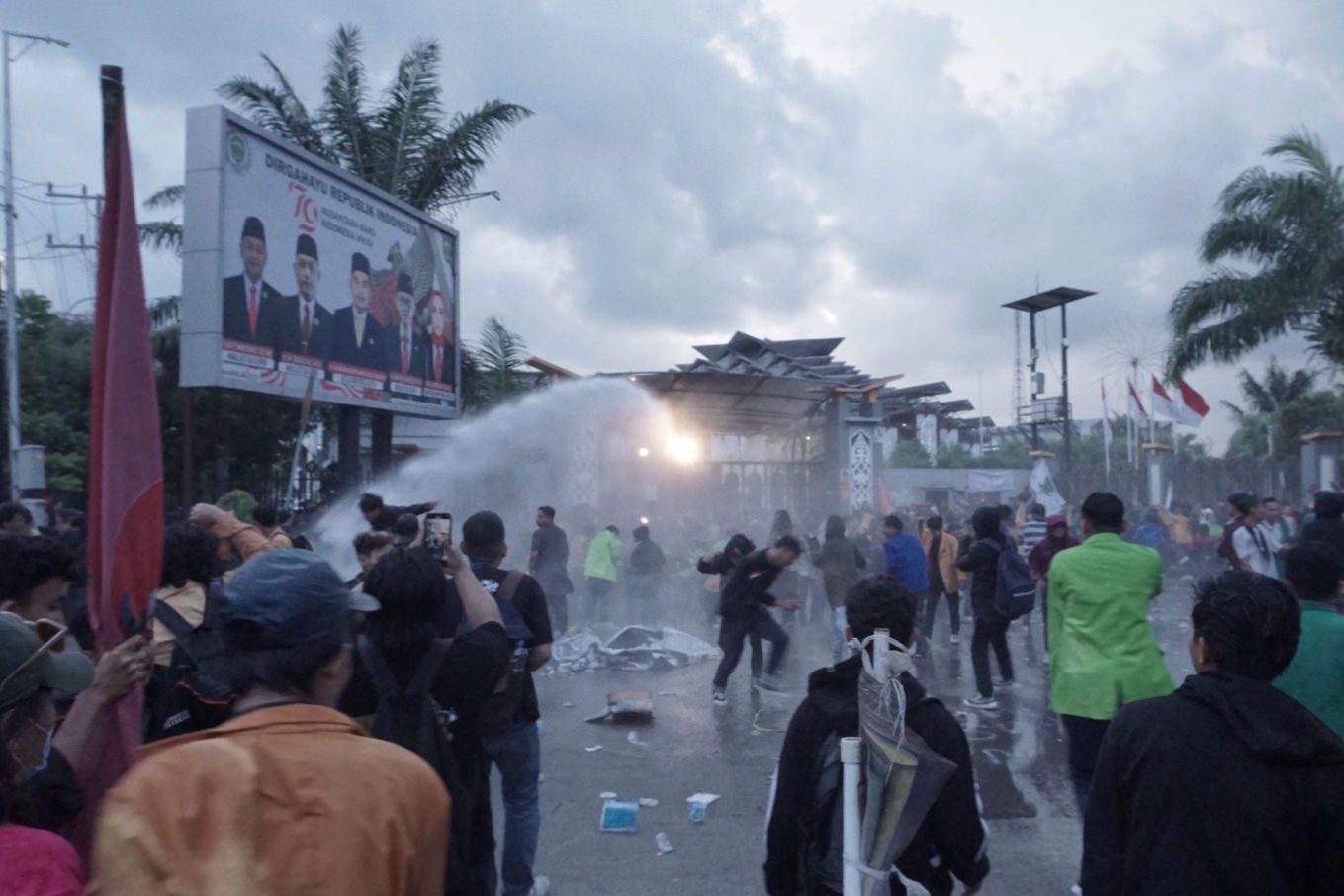 Pedagang Bakso Jadi Korban Water Cannon saat Polisi Bubarkan Demonstran RUU Pilkada