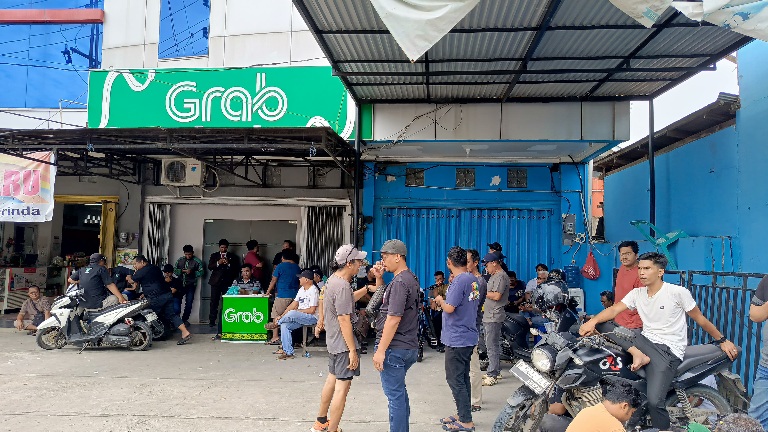 Driver Ojol Demo di Kantor Grab Samarinda, Tuntut Kembalikan Tarif Sesuai SK Gubernur