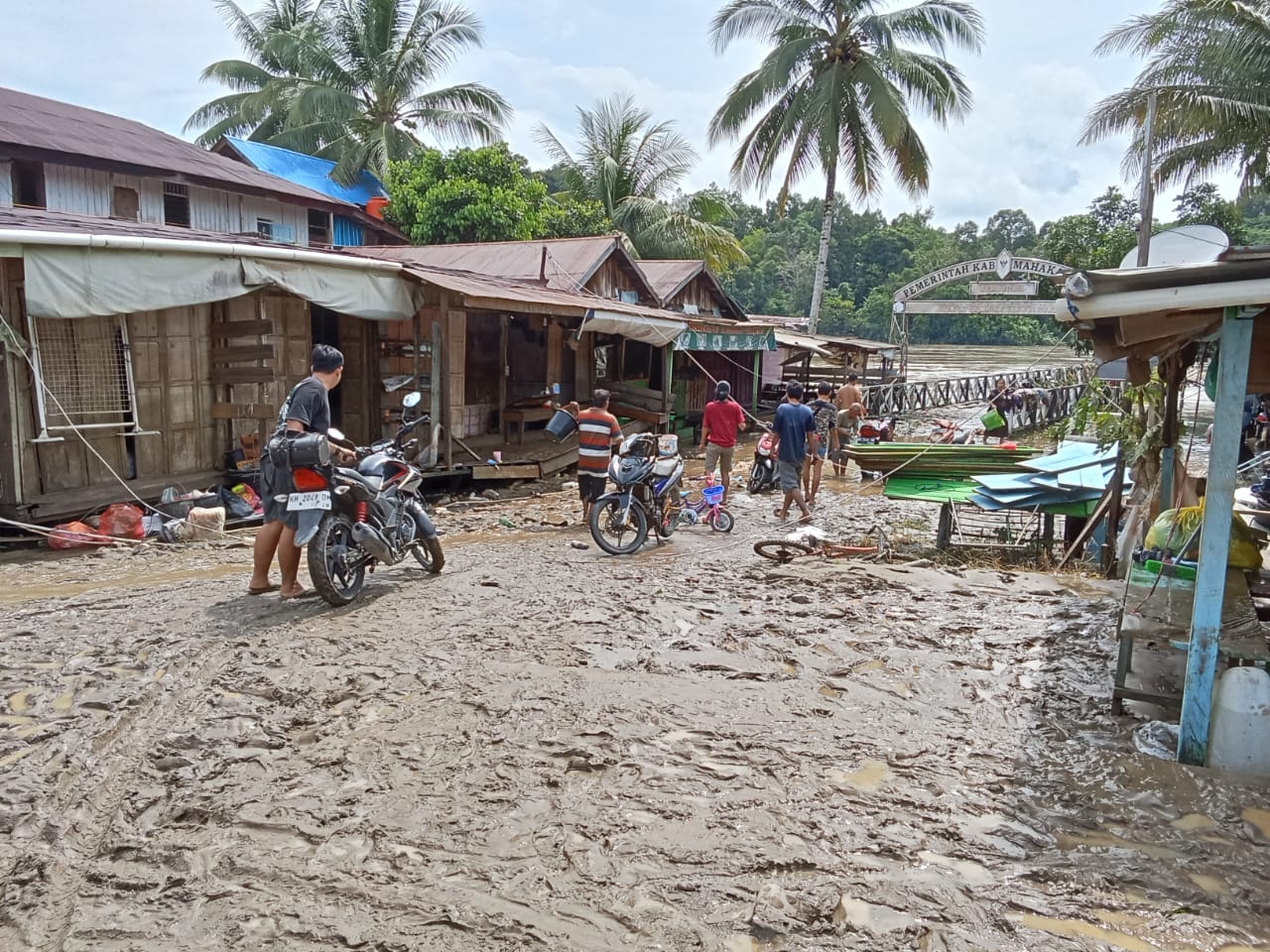 Update Banjir di Mahulu: Air Mulai Surut, Lumpur dan Kayu Menumpuk di Jalanan