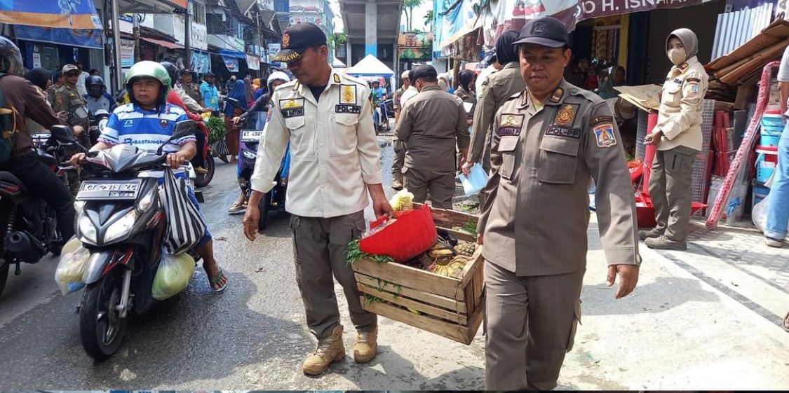 Satpol PP Balikpapan Gelar Operasi Yustisi Tertibkan PKL di Fasilitas Umum