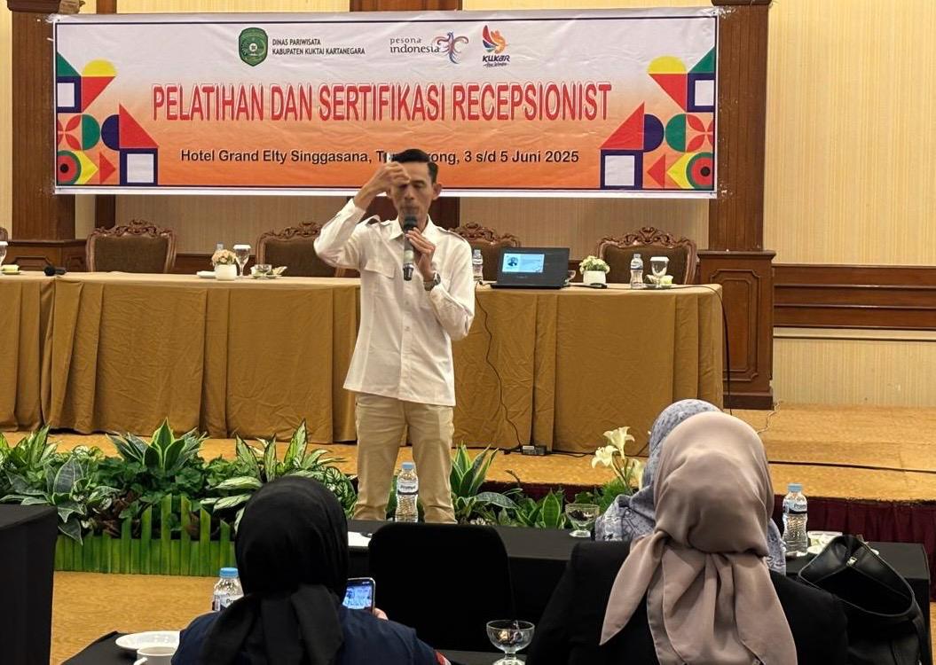 Supaya Wisatawan Betah, Dispar Kukar Latih Para Resepsionis Hotel dan Penginapan