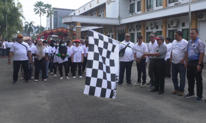 Disnakertrans Kaltim Gelar Jalan Sehat Peringati Mayday 2025