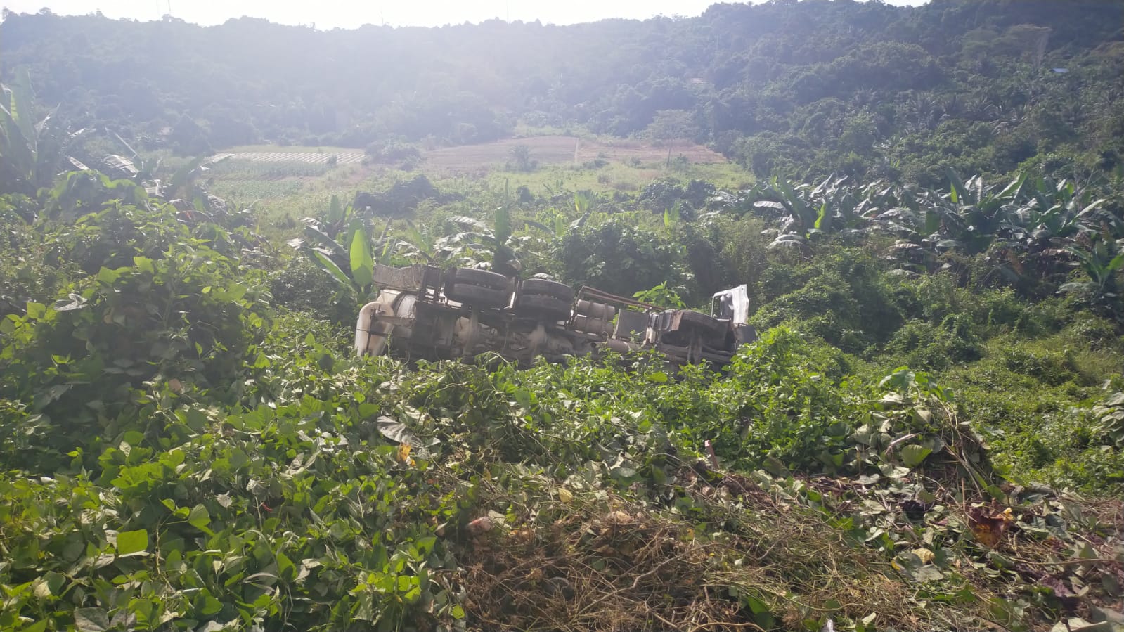 Diduga Hilang Kendali, Truk Mixer Masuk Jurang di Jalan Poros Tenggarong-Samarinda