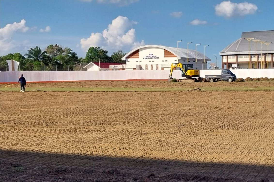 Rumput Lapangan Stadion Sadurengas Paser Dipoles Berstandar GBK