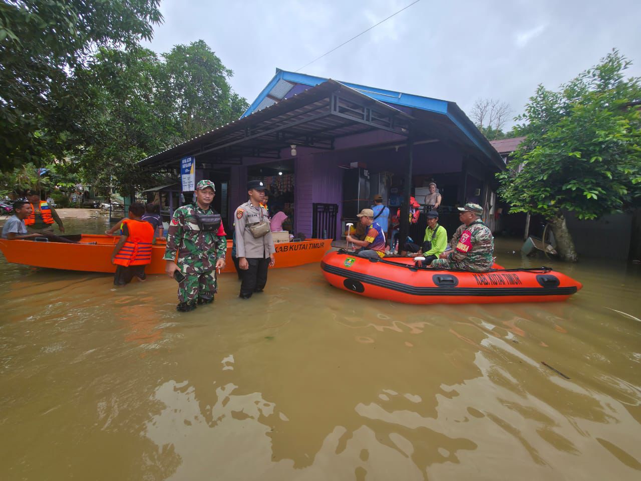 Hujan Deras Akibatkan Sungai Merban Meluap, Polsek Muara Bengkal Ikut Pantau Debit Air