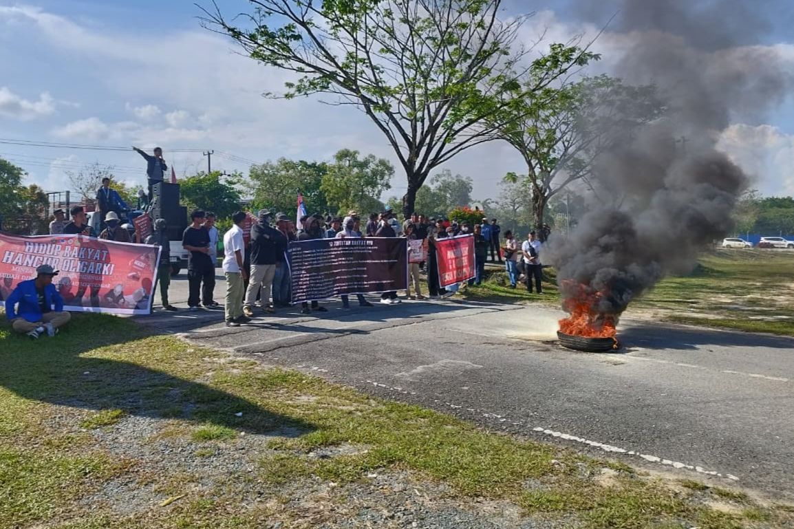 Geram Unjuk Rasa di DPRD PPU, Massa Sampaikan 12 Tuntutan