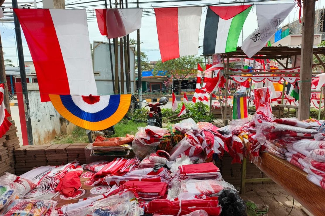 Jelang HUT ke-80 RI, Omzet Pedagang Bendera Merah Putih di Kutim Anjlok