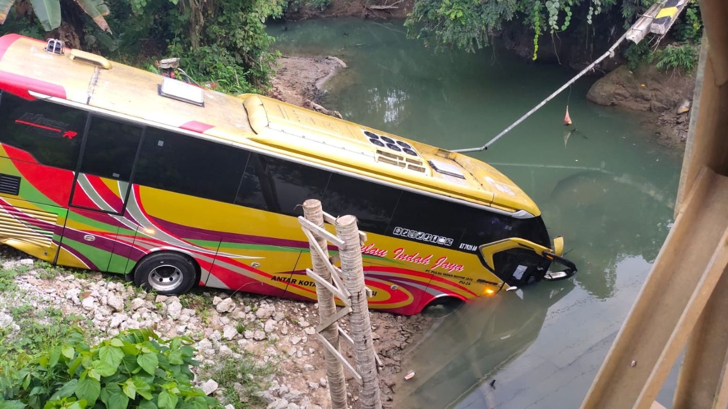 Bus Bermuatan 30 Penumpang Terjun dari Jembatan Ambruk di Paser, 1 Tewas, 2 Luka Berat