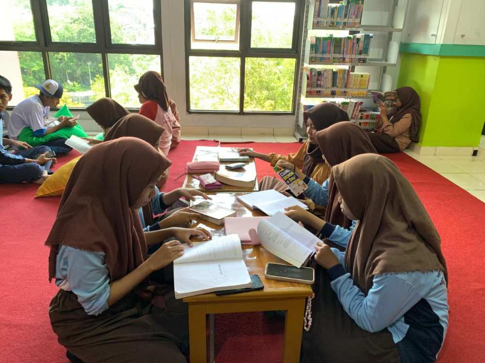 Anak Muda Balikpapan Tertarik Membaca Buku Peluang Investasi 