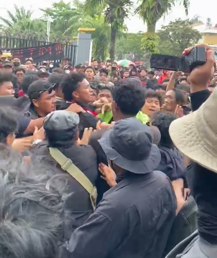Dialog di Halaman DPRD Kaltim Memanas, Massa Kecewa Ketua DPRD Tak Hadir
