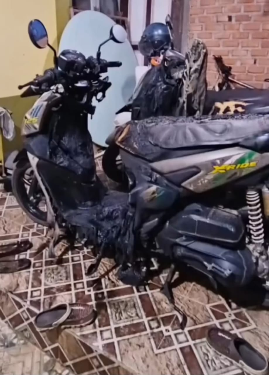 CCTV Rekam Aksi Pembakaran 2 Unit Motor di Sambaliung