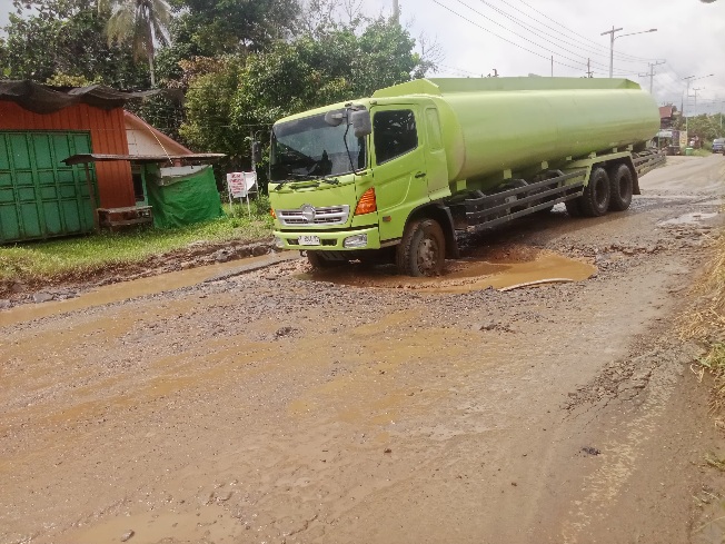 Kondisi Jalan Nasional Simpang Raya Kubar Rusak Berat, Pengendara Mengeluh