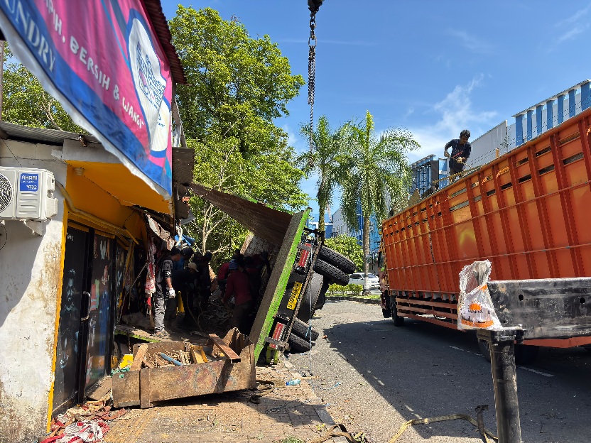 Truk Bermuatan Besi Tua Terguling, Timpa Kios di Balikpapan 