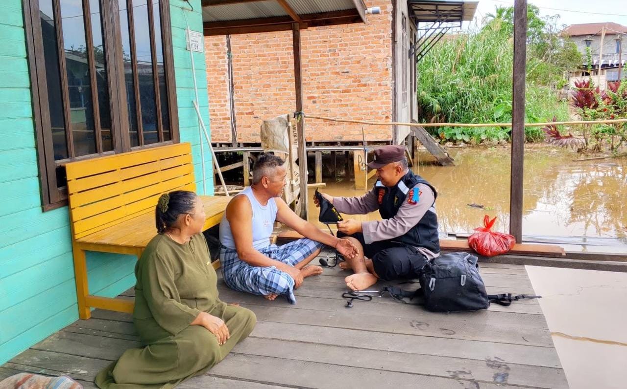 Polres Kutim Beri Layanan Kesehatan Gratis Bagi Warga Korban Banjir