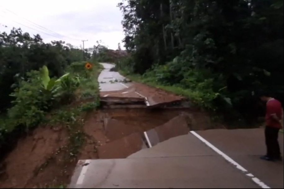 Jalan Penghubung Lima Kecamatan di Berau Longsor, Akses Jalan Terputus