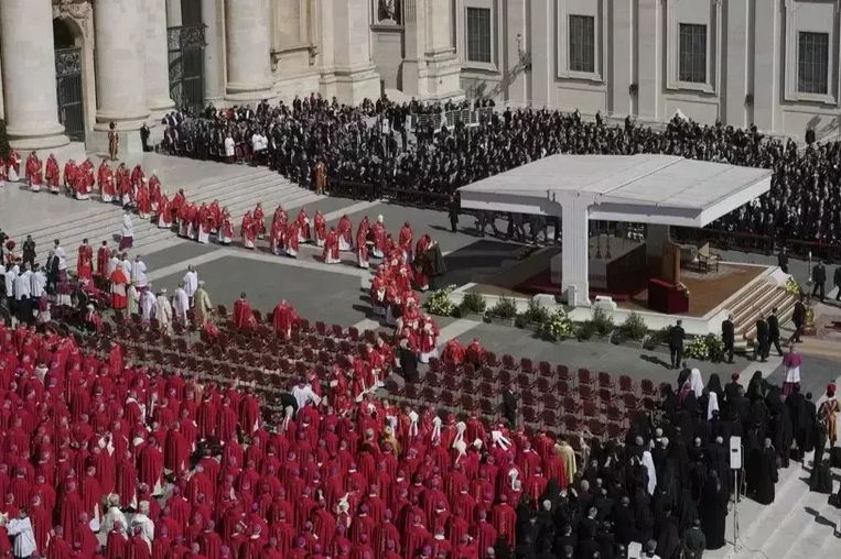 Pemakaman Paus Fransiskus: Dihadiri Ratusan Ribu Pelayat, Pertama Kalinya Bahasa Mandarin Dipakai dalam Doa