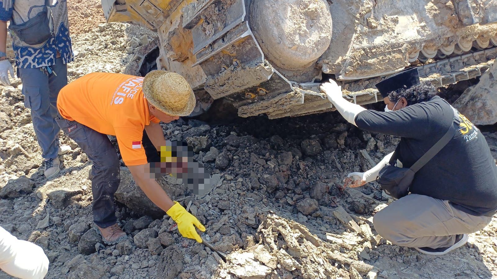 Seorang Operator Tewas Terlindas Dozer Ketika Bekerja, Dua Kaki Putus 