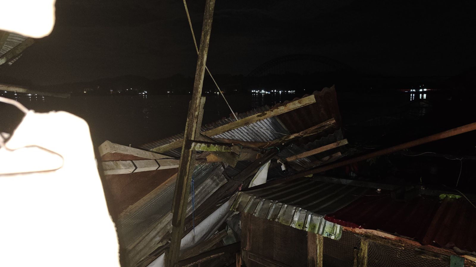 Jembatan Mahulu Ditabrak Lagi, Kapal Tongkang Hantam Pilar dan Rusak Rumah Warga