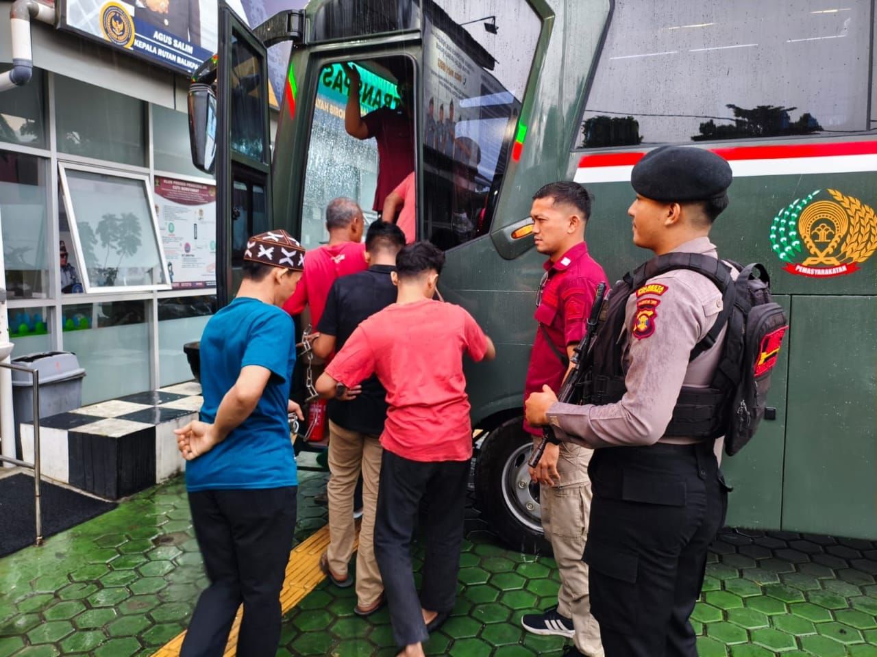  Kurangi Over Kapasitas, Puluhan Tahanan Rutan Balikpapan Dipindahkan ke Lapas Samarinda