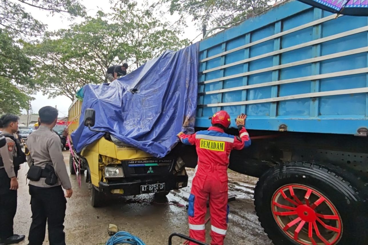 Dump Truck Tabrak Fuso di Palaran Samarinda, 1 Orang Meninggal Dunia