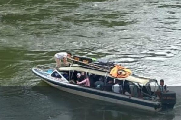 Diduga Menabrak Batu, Speedboat Karam di Kawasan Riam Panjang Mahulu