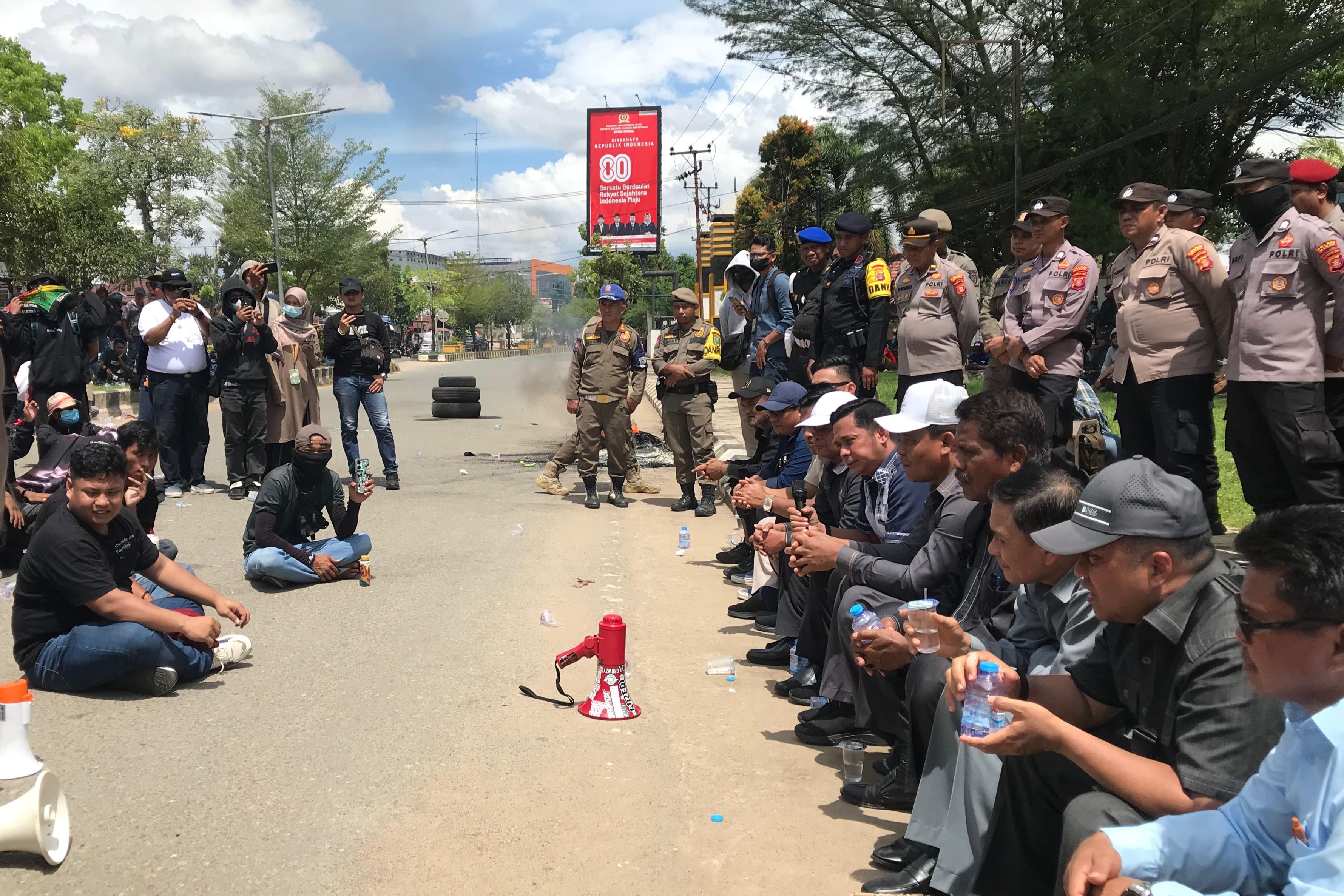 Ketua DPRD Berau Turun Temui Massa, Janji Kawal Aspirasi Rakyat