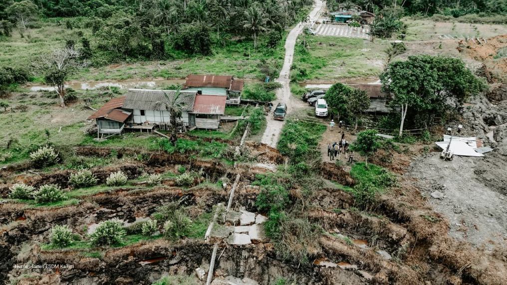 PT Singlurus Perbaiki Jalan Warga yang Putus Akibat Longsor Tambang di Samboja Barat