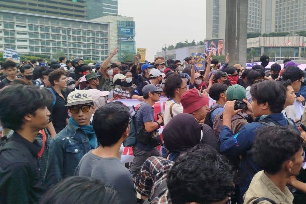 Teriakkan Revolusi, Mahasiswa dan Massa Bentrok dengan TNI di Bundaran HI