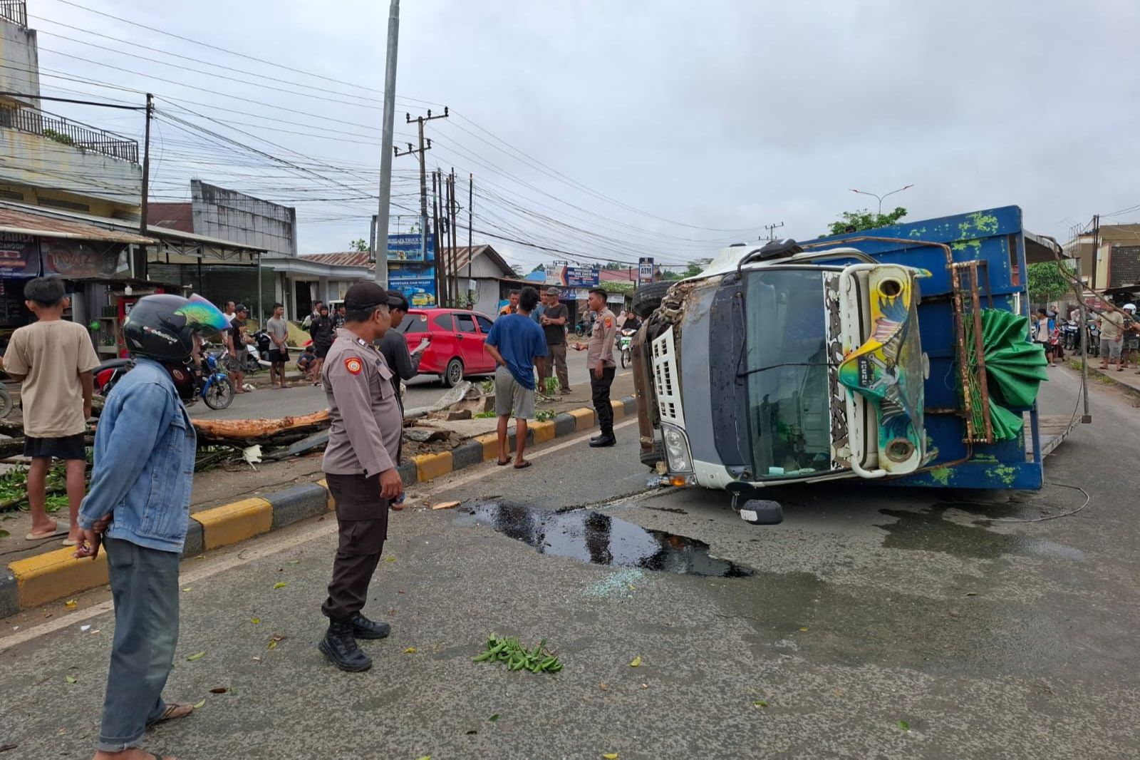 Truk Oleng dan Terguling Usai Isi BBM, Kapolsek Palaran: Istirahat Jika Lelah atau Mengantuk!