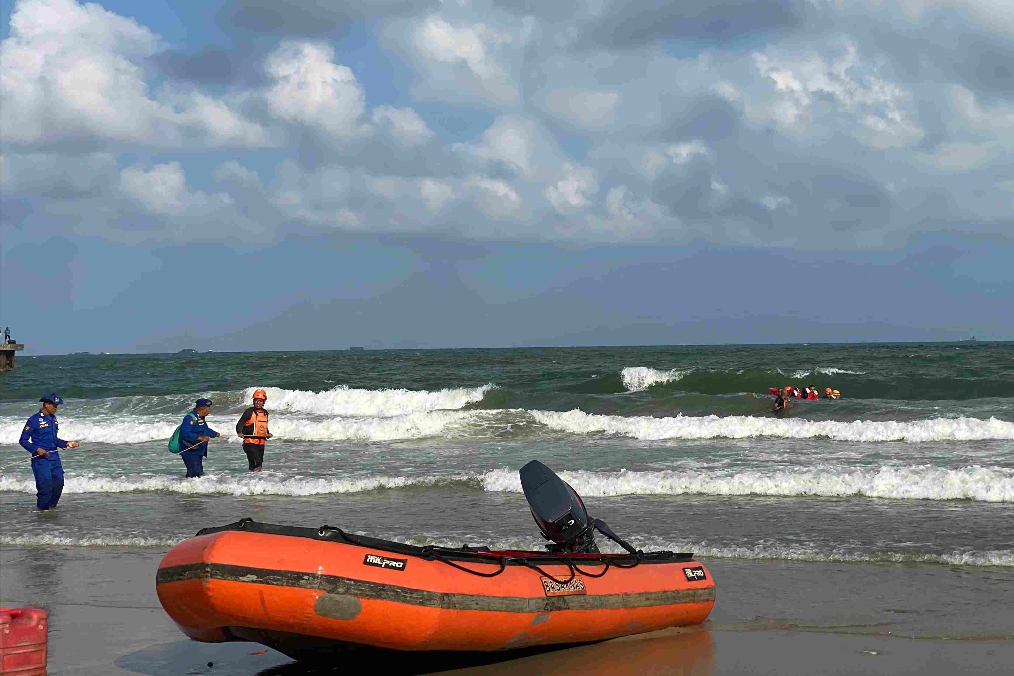 Breaking News! Siswa SMP Terseret Arus di Pantai Monpera Balikpapan