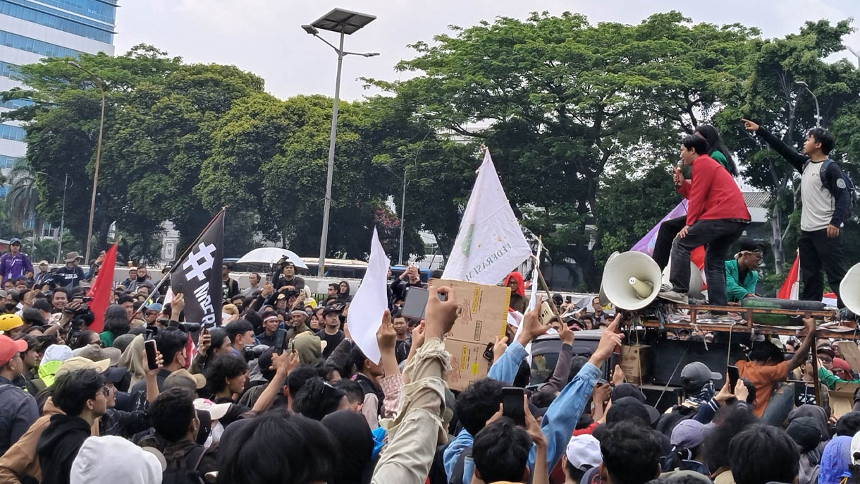 Ibu Pertiwi Memanggil! Massa Mahasiswa Disambut Para Buruh Saat Hadari Demo di DPR