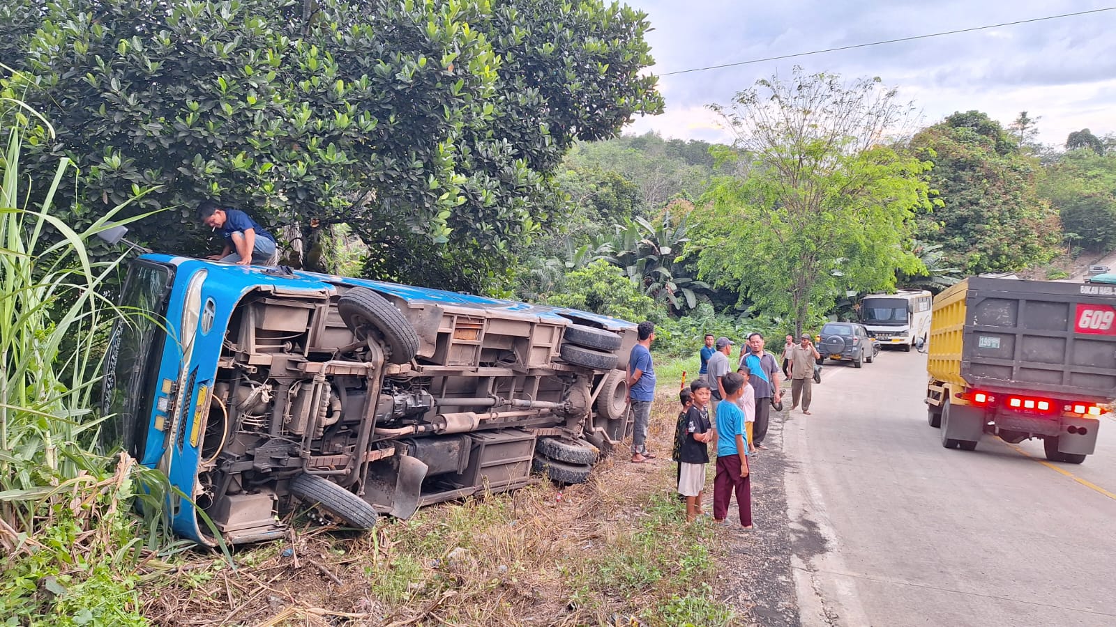 Tak Kuat Menanjak, Bus Pariwisata Berpenumpang 20 Orang Terguling di Paser