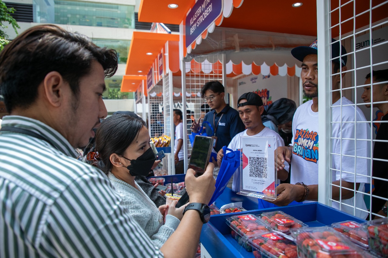 Bazaar UMKM BRILiaN, BRI Datangkan Stroberi Segar Langsung dari Petani