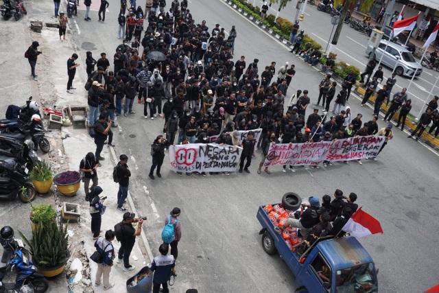 Mahasiswa Balikpapan Aksi Turun ke Jalan, Warga Tepuk Tangan: Suara Mereka, Suara Kita Juga