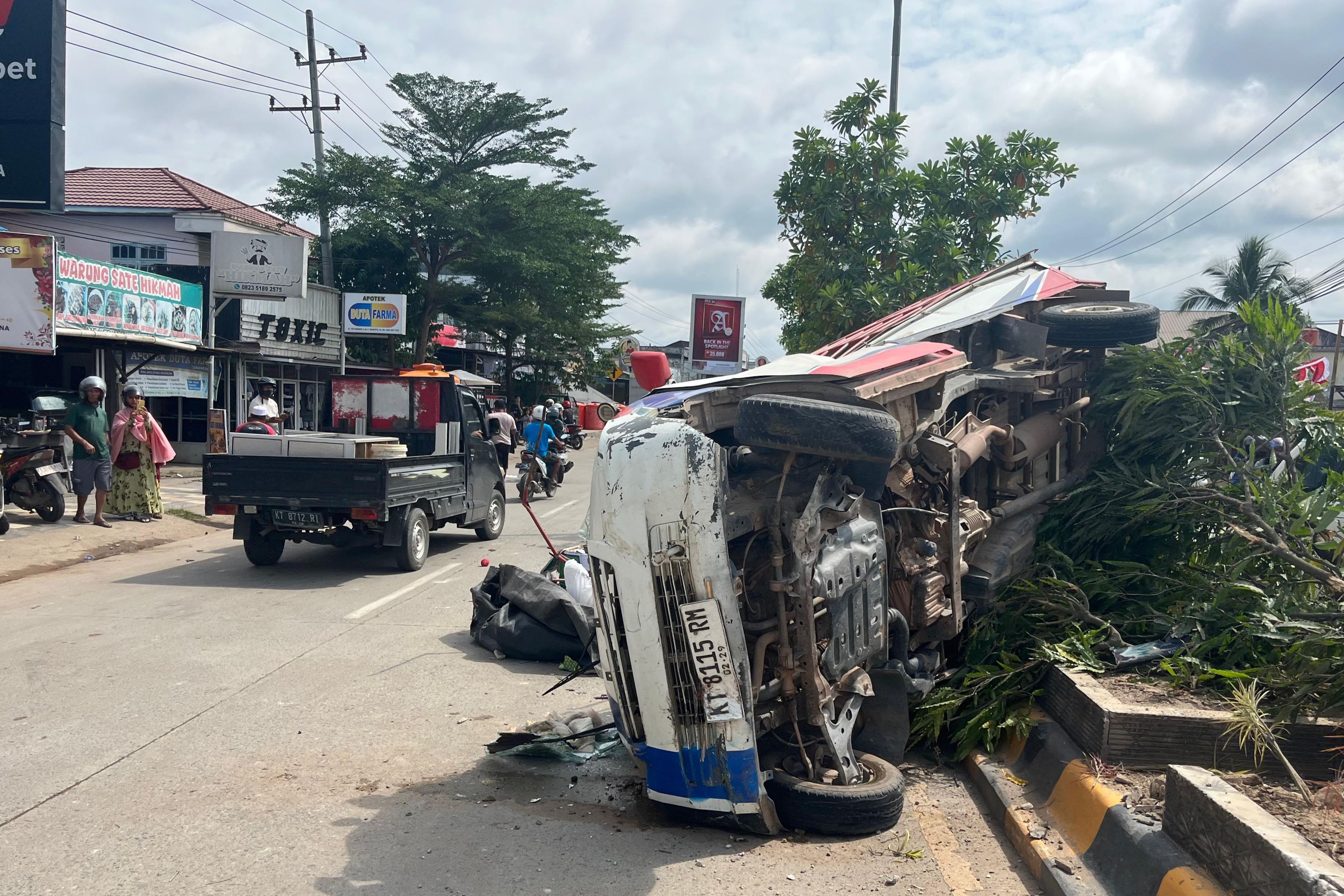 Mobil Pikap di Kutim Terguling setelah Tabrak Motor dan Trotoar, Gara-Gara Ban Pecah