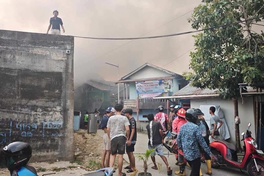 Kebakaran di Jalan Wolter Monginsidi Samarinda, 12 Rumah Terbakar dan 48 Warga Terdampak