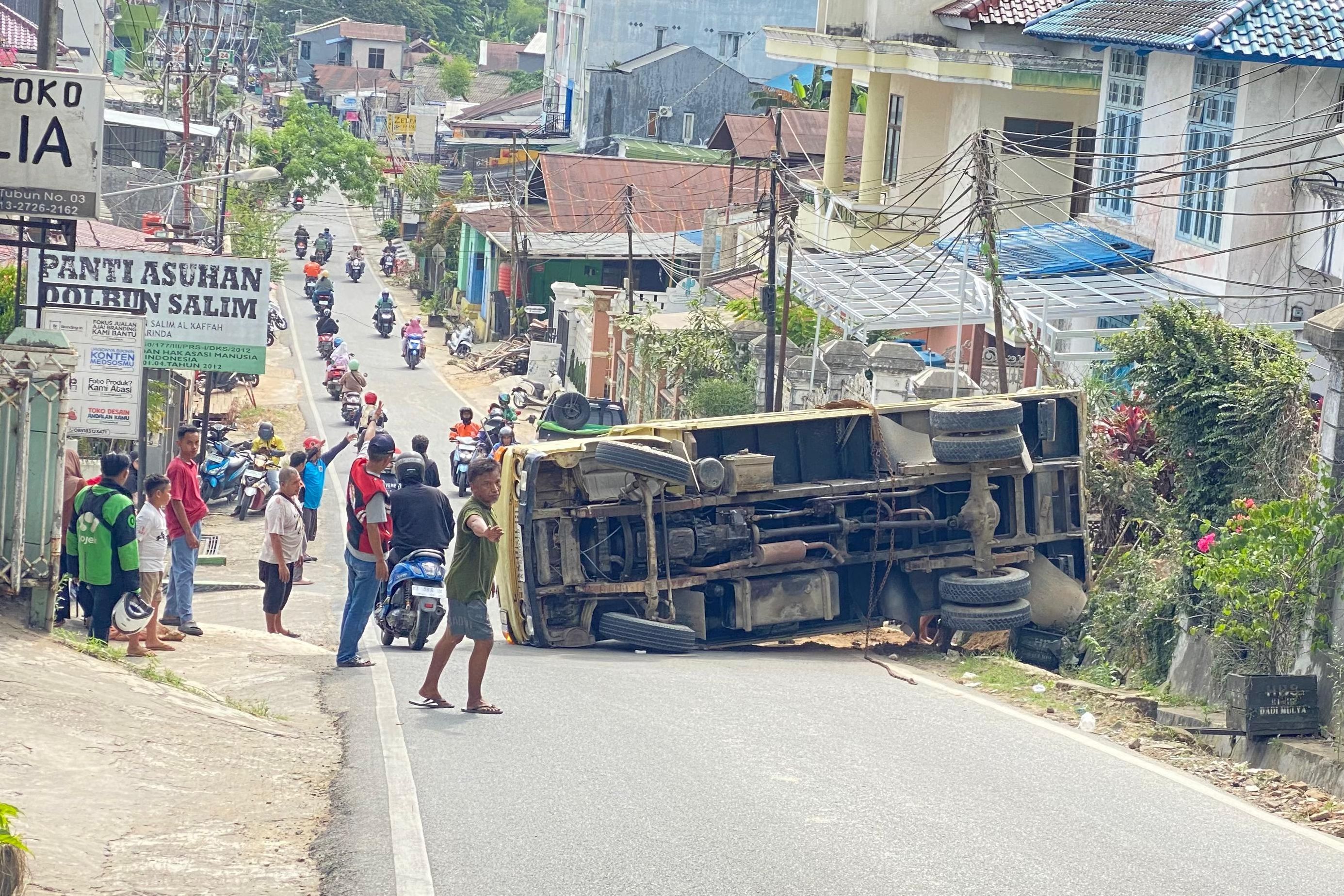 Diduga Tak Kuat Menanjak, Truk Bermuatan Pasir Terguling di Jalan KS Tubun Samarinda