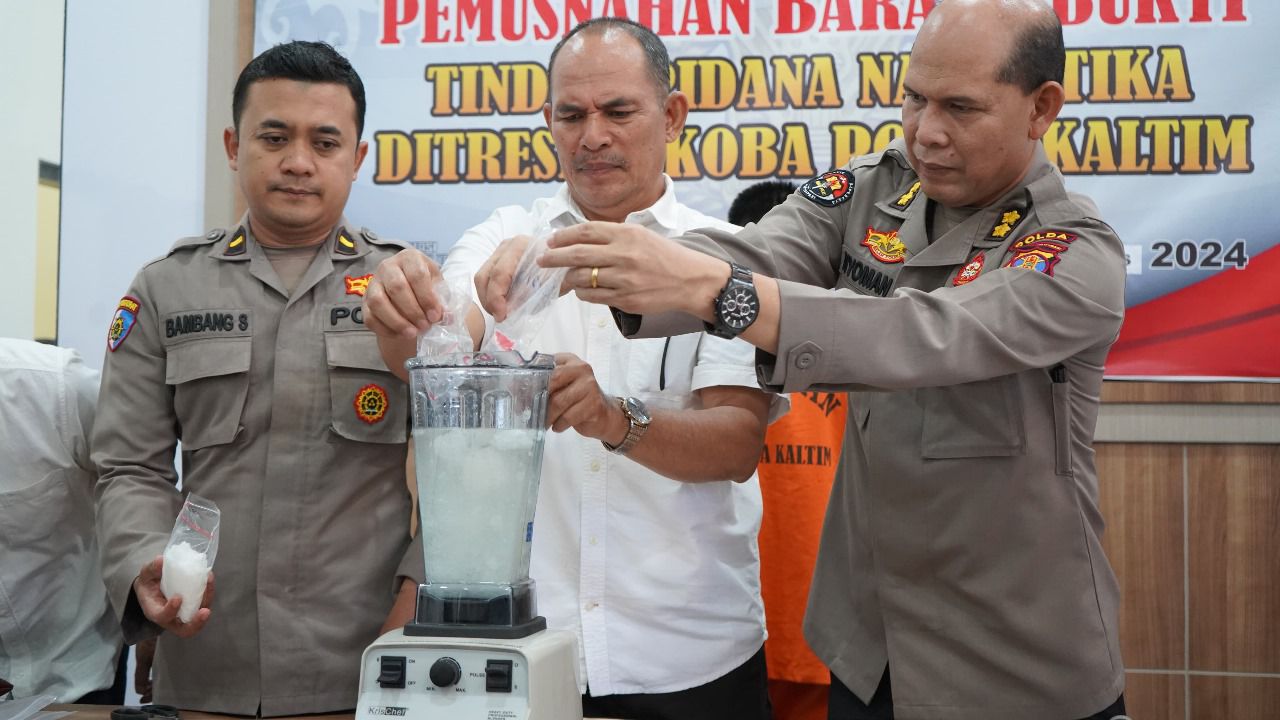 Polda Kaltim Blender Ratusan Gram Sabu dan Ribuan Pil Ekstasi