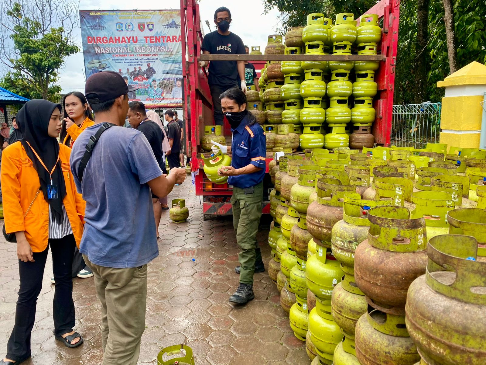 Operasi Pasar, Ratusan Warga Balikpapan Utara Rela Antre Demi Dapat LPG 3 Kg 