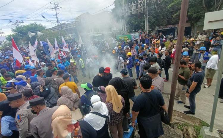 Dianggap Mengangkangi Aturan, Ratusan Buruh TKBM Kepung Kantor Bea Cukai Samarinda