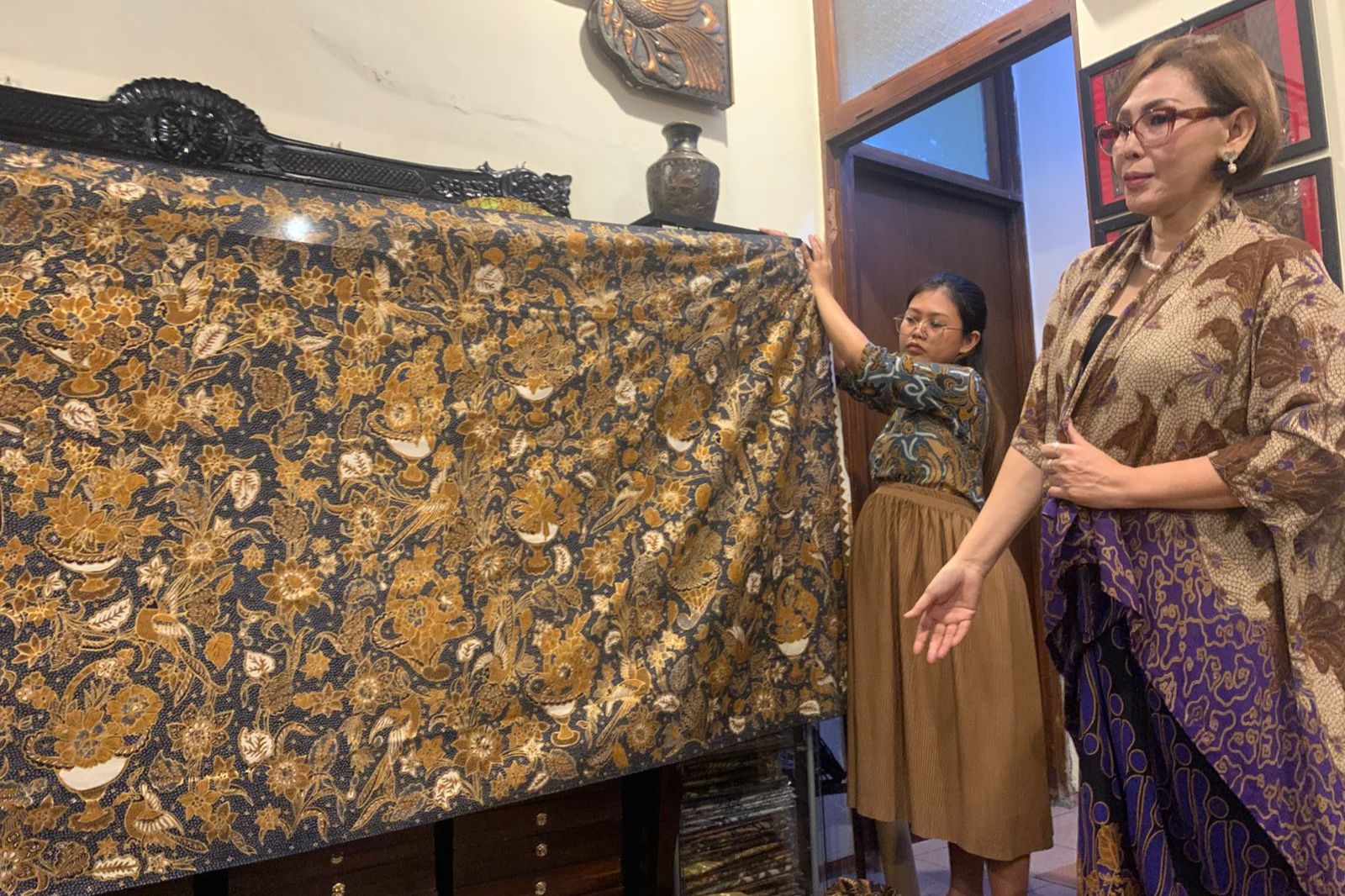 Kolaborasi Budaya Melalui Batik Solo dan Kalimantan: Merajut Nusantara dalam Sebuah Kain