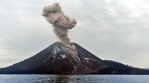 Abu Vulkanik Mengepul Setinggi 450 Meter, Gunung Anak Krakatau Erupsi Hari Ini