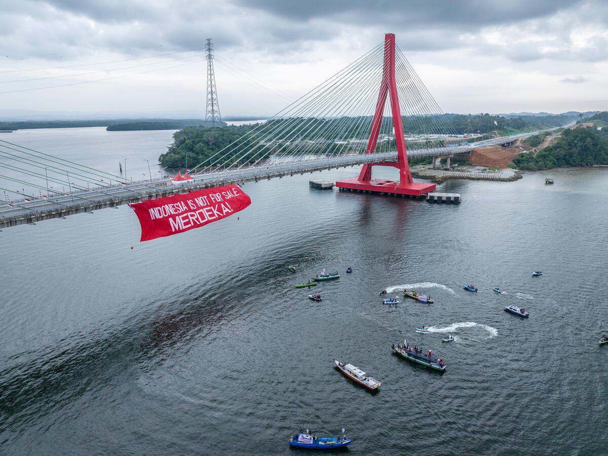 Peringati HUT Republik Indonesia Ke-79, Masyarakat Sipil Bentangkan Spanduk “Indonesia Is Not For Sale”