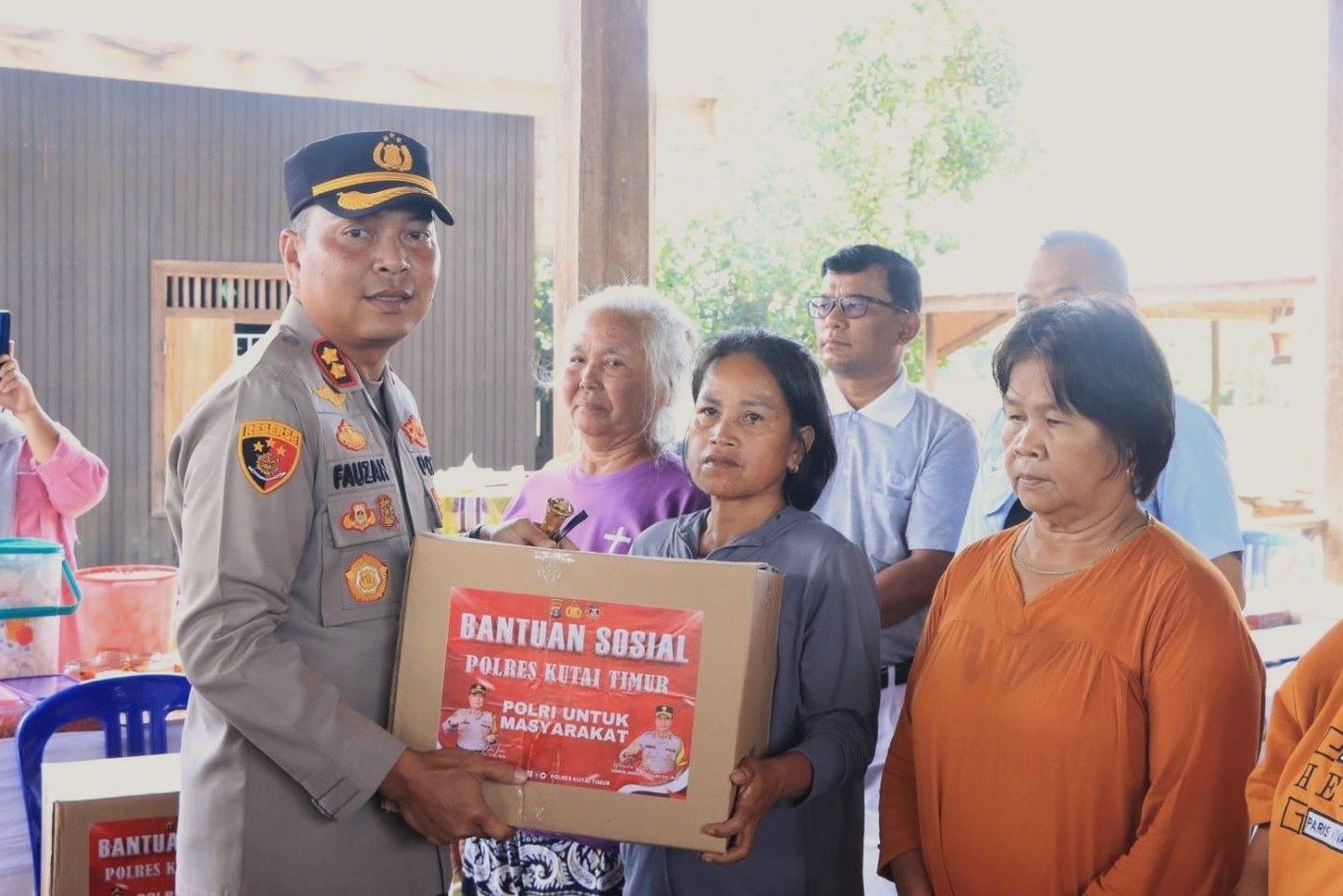 Polres Kutim Salurkan 105 Paket Sembako untuk Warga Terdampak Banjir di Nehas Liah Bing