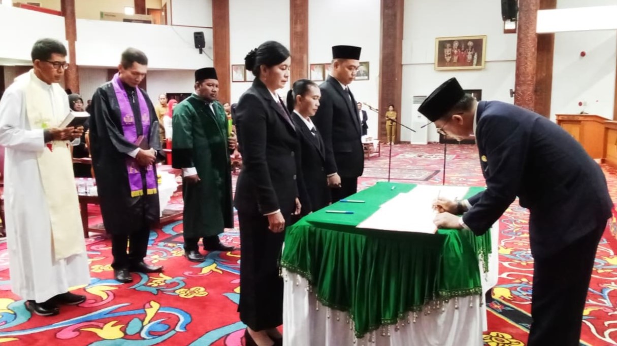 Pemkab Kutai Barat Lantik 45 Kepala Sekolah Baru