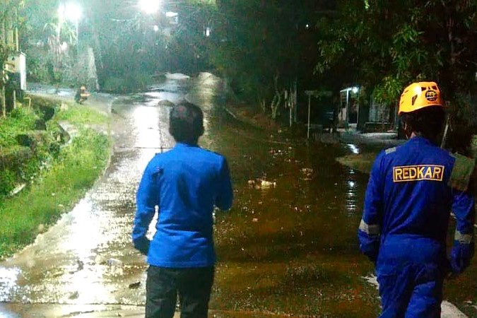 Ratusan Liter Minyak Tumpah di Jalan, Petugas Tutup Sementara Jalan di Balikpapan Ini