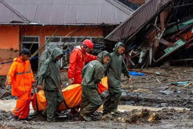Bencana Banjir di Sumatera: Jalanan di Kabupaten Agam Penuh Lumpur, Ribuan Kayu Gelondongan Hanyut