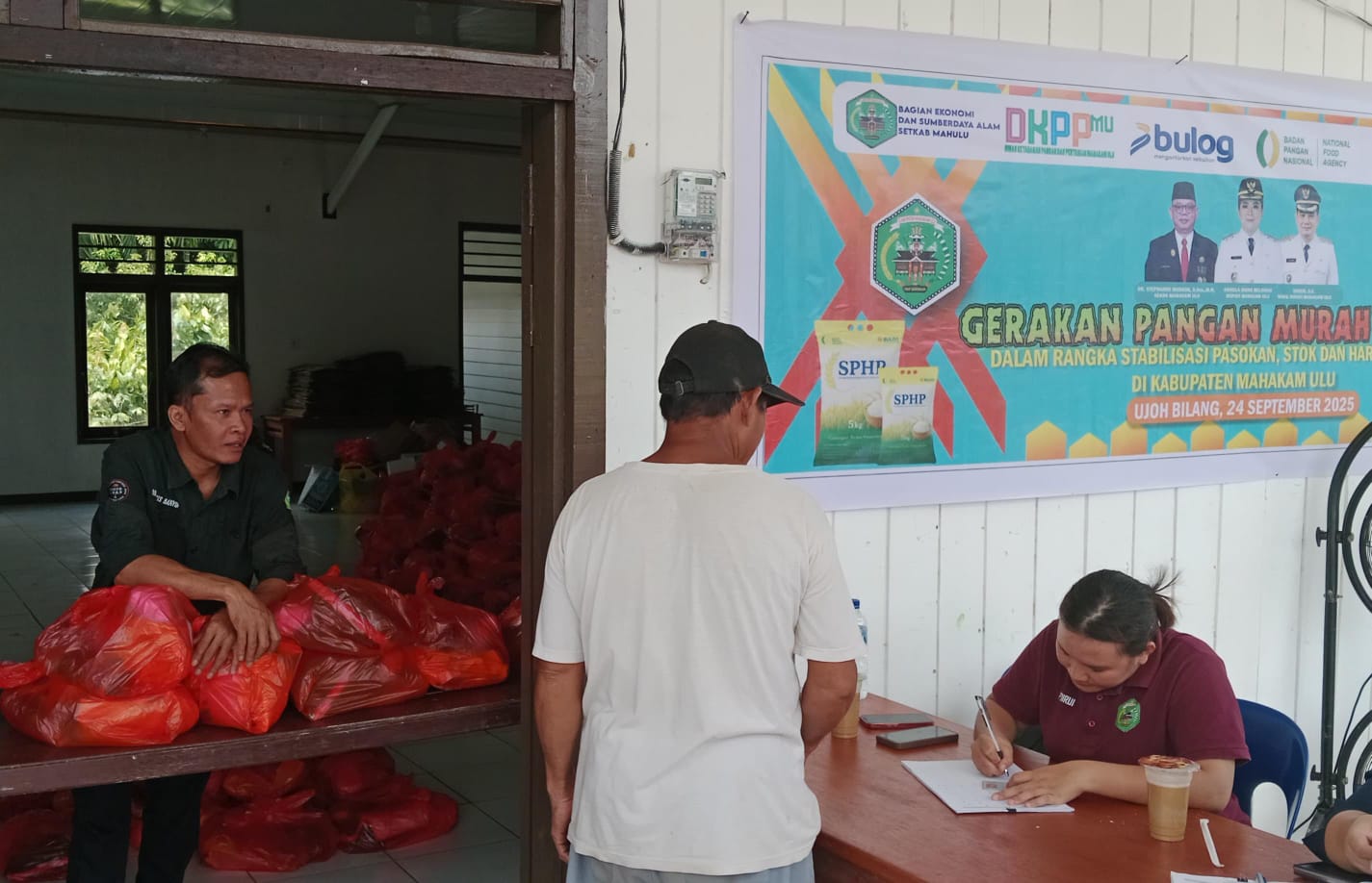 Warga Kabupaten Mahulu Serbu 2.100 Paket Sembako Murah