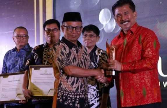 Program Terang Kampongku Raih Cum Laude Award dari Universitas Mulawarman